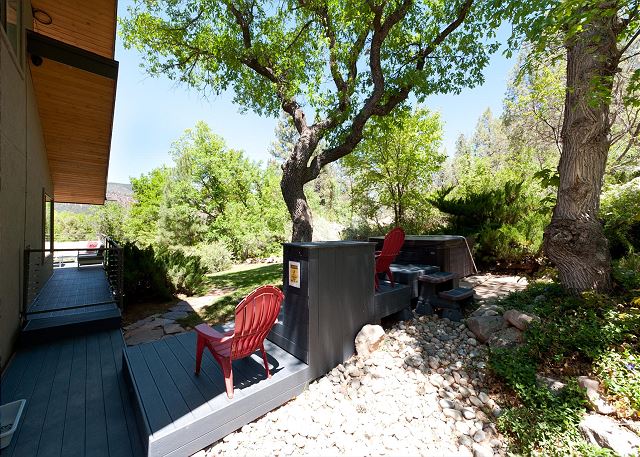 Luxury Home on 8 Acres - 9 Min. to DGO - Hot Tub/Fire Pit - Awesome Views - 8