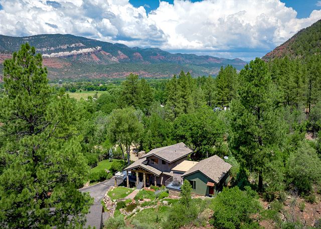 Luxury Home on 8 Acres - 9 Min. to DGO - Hot Tub/Fire Pit - Awesome Views - 10