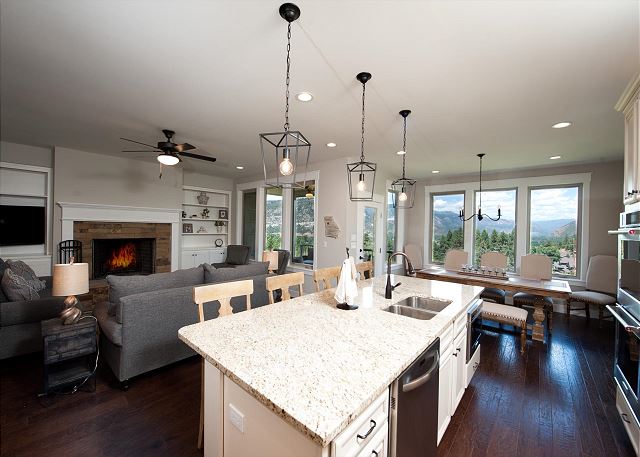 Custom Home - Amazing Views/Huge Deck - 3 miles to downtown - AC/Hot Tub 10