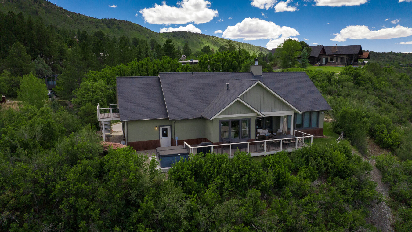 Custom Home - Amazing Views/Huge Deck - 3 miles to downtown - AC/Hot Tub | Photo 3