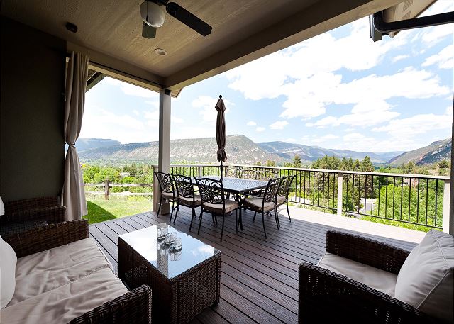 Custom Home - Amazing Views/Huge Deck - 3 miles to downtown - AC/Hot Tub