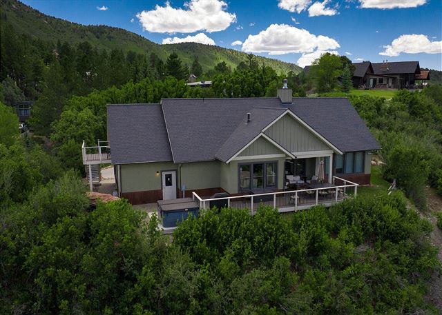 Custom Home - Amazing Views/Huge Deck - 3 miles to downtown - AC/Hot Tub 3