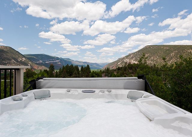 Custom Home - Amazing Views/Huge Deck - 3 miles to downtown - AC/Hot Tub 2