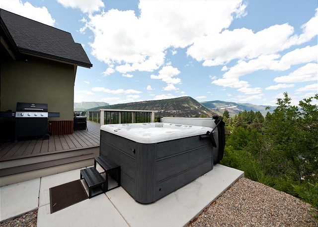 Custom Home - Amazing Views/Huge Deck - 3 miles to downtown - AC/Hot Tub 5