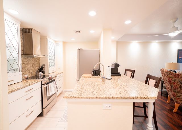 Remodeled Downtown Condo-19th floor- gym-Amazing Views 10