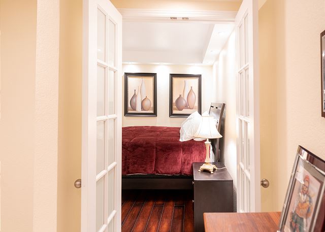 Remodeled Downtown Condo-19th floor- gym-Amazing Views 9