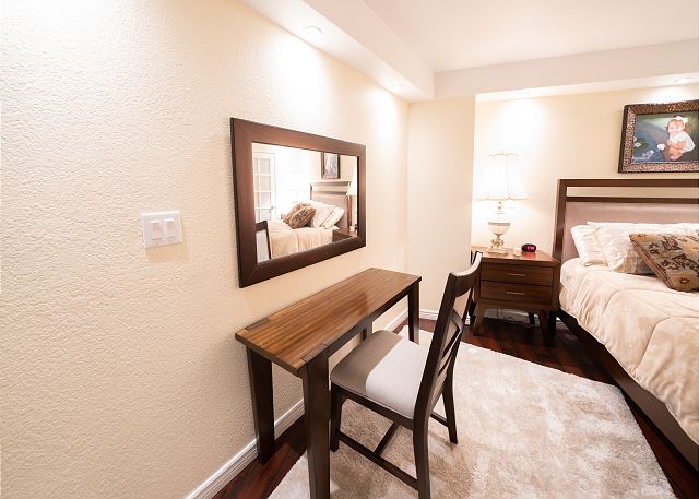 Remodeled Downtown Condo-19th floor- gym-Amazing Views 8