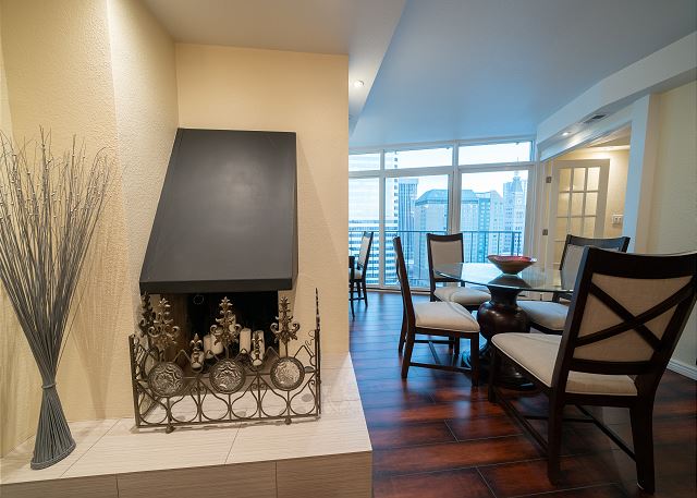 Remodeled Downtown Condo-19th floor- gym-Amazing Views 6