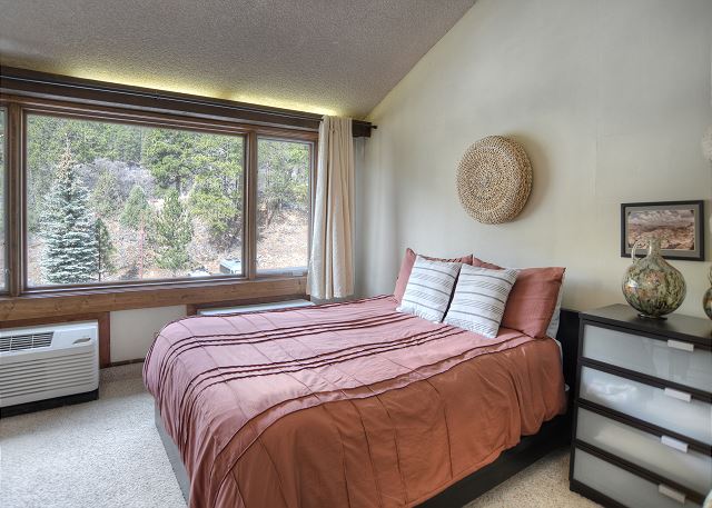 The Mulligan (#210) |10 min to Ski - A/C - Golf - Shared Pool & Hot Tub 2