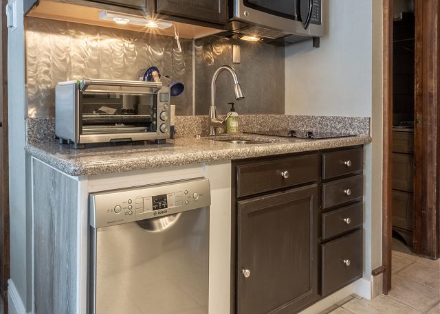 Summit Studio (#232) |10 min to Ski - Pool/Hot Tub - Golf - A/C - Views 3