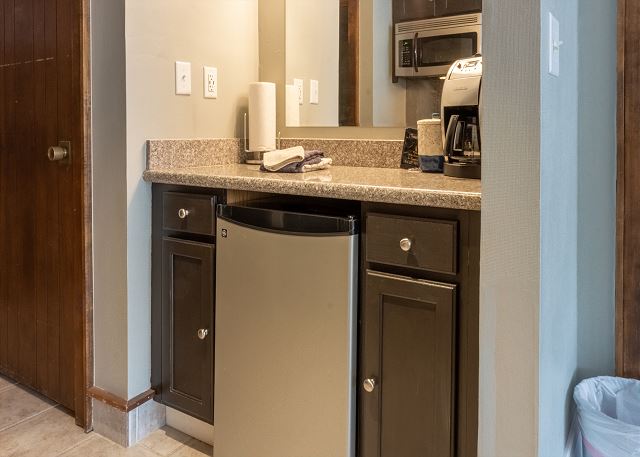 Summit Studio (#232) |10 min to Ski - Pool/Hot Tub - Golf - A/C - Views 4