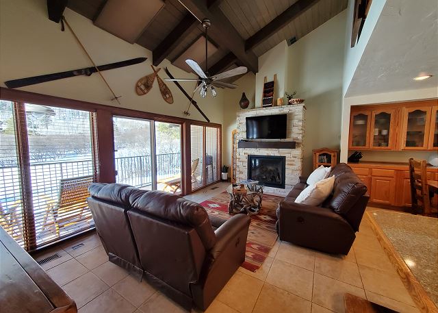 10 min to Ski - Golf/AC/ Pool/Hot Tub - Private Deck - Tamarron #584-585