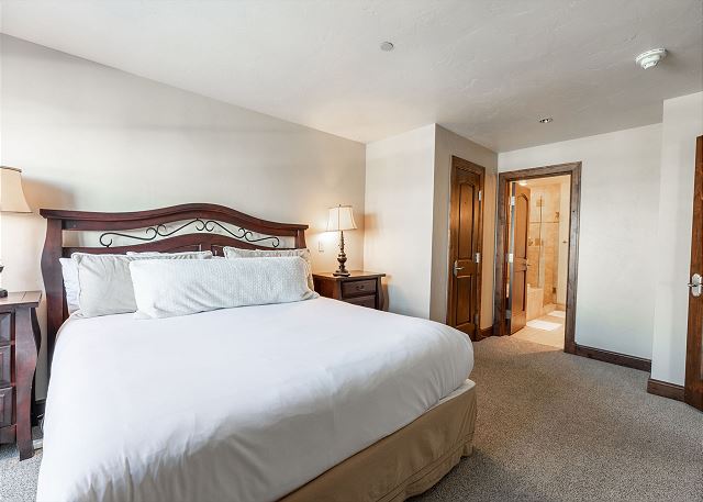 Walk to Avon | Free Shuttle to the Slopes | Pool & Hot Tub! 4