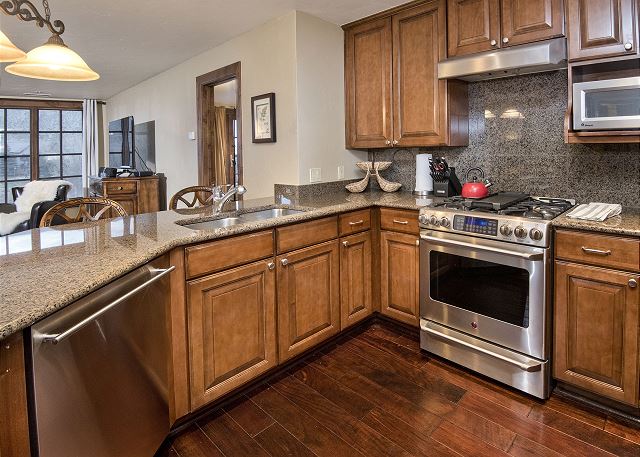 Walk to Avon | Free Shuttle to the Slopes | Pool & Hot Tub! 7