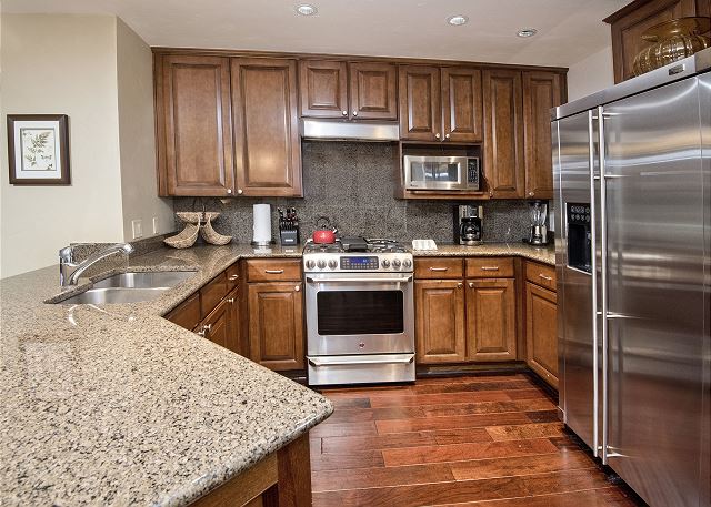 Walk to Avon | Free Shuttle to the Slopes | Pool & Hot Tub! 8