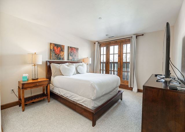 Walk to Avon | Free Shuttle to the Slopes | Pool & Hot Tub! 9