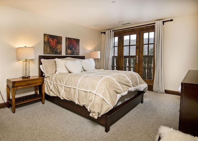 Walk to Avon | Free Shuttle to the Slopes | Pool & Hot Tub! 9