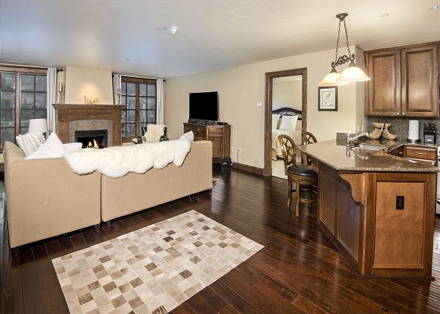 Walk to Avon | Free Shuttle to the Slopes | Pool & Hot Tub! 5