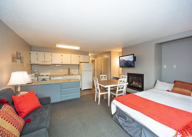 Beautiful River Views - Walk Downtown ~ Fireplace ~ Patio 2