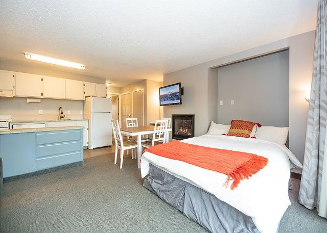 Beautiful River Views - Walk Downtown ~ Fireplace ~ Patio 5