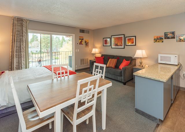 Beautiful River Views - Walk Downtown ~ Fireplace ~ Patio 6