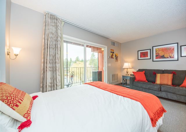 Beautiful River Views - Walk Downtown ~ Fireplace ~ Patio 10