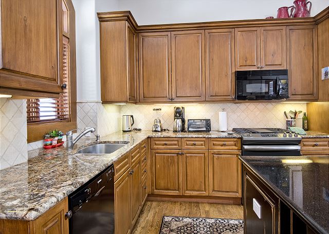 Luxury Arrowhead Home | Game Room | 6 Masters | Shuttle | 1 Mi to Ski Lift 7