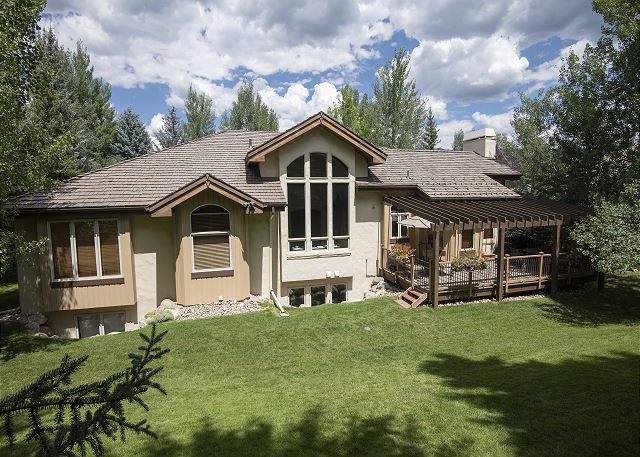 Luxury Arrowhead Home | Game Room | 6 Masters | Shuttle |1 Mi to Ski Lift 9