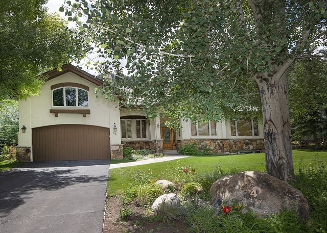 Luxury Arrowhead Home | Game Room | 6 Masters | Shuttle |1 Mi to Ski Lift 3