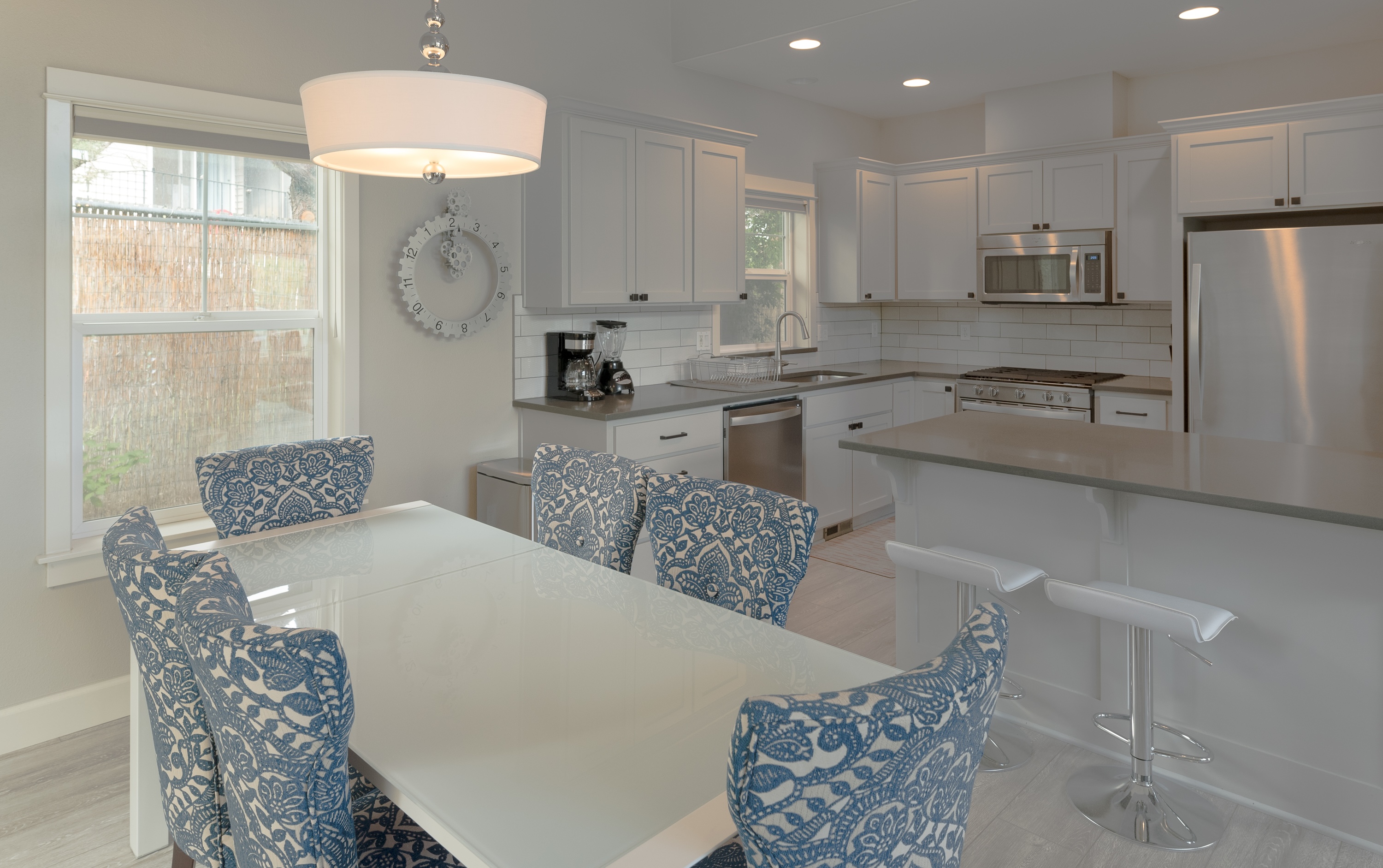 Dining seating for 4 and breakfast bar seating for 2. 