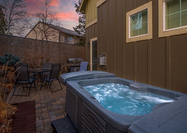 Private Hot Tub ~ Dog Friendly ~ Trail access to Pilot Butte ~ Fireplace 3