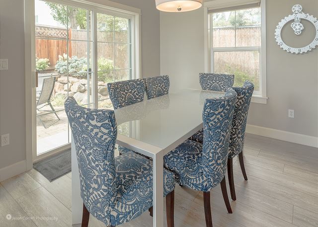 Private Hot Tub ~ Dog Friendly ~ Trail access to Pilot Butte ~ Fireplace 10