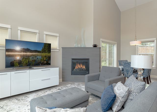 Private Hot Tub ~ Dog Friendly ~ Trail access to Pilot Butte ~ Fireplace 2