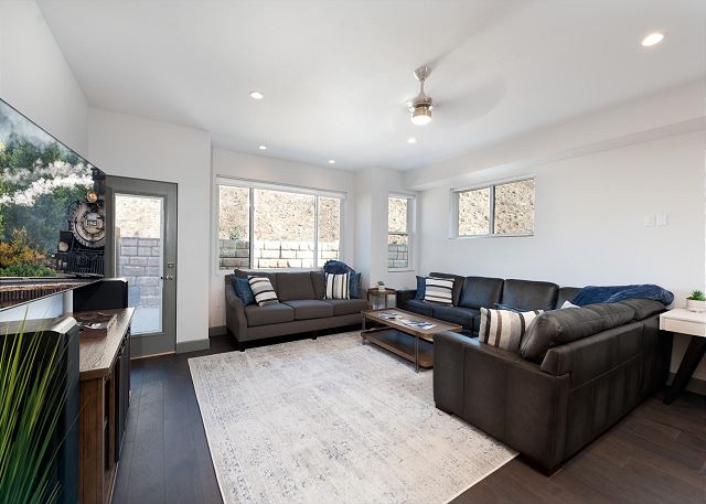 Brand New End Unit Townhome - 2 Miles to Downtown - 30+ Day Stay Required 5