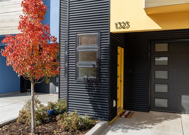 Brand New End Unit Townhome - 2 Miles to Downtown - 30+ Day Stay Required 2