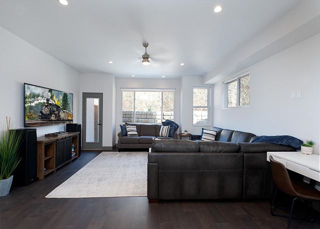 Brand New End Unit Townhome - 2 Miles to Downtown - 30+ Day Stay Required 4