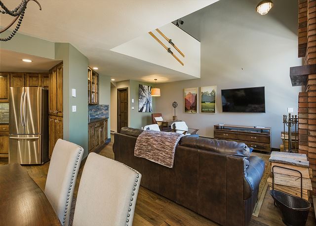 Completely Updated Condo with Mountain Views - Heated Pool- Stunning Views! 4