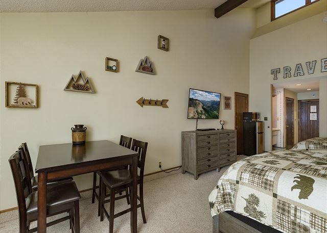 The Lookout (#406) | 10 min to Ski, Golf, AC/Pool/Hot Tub - High Ceilings 10