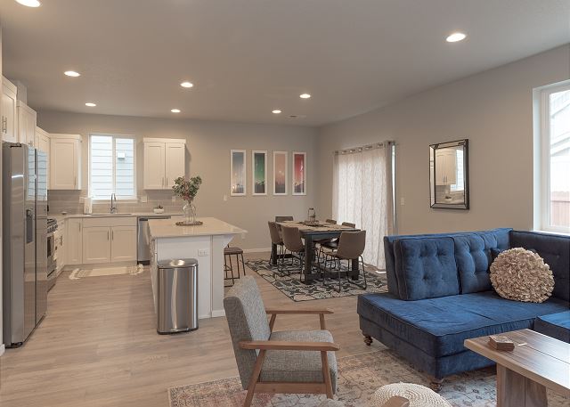 Modern home in Bend! Close to Shopping & Food Carts ~ Pet Friendly! 3