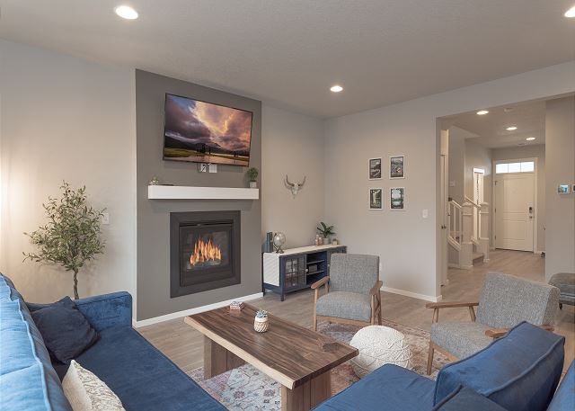 Modern home in Bend! Close to Shopping & Food Carts ~ Pet Friendly!