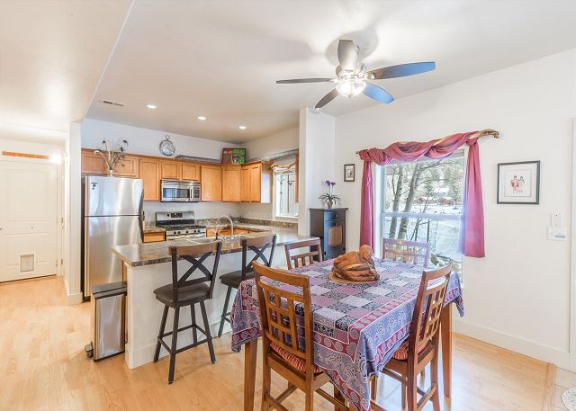 River Walk Haven | Easy Stroll to Downtown | Bright Rooms | Great Reviews! 2