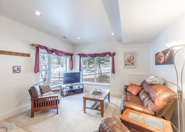 River Walk Haven | Easy Stroll to Downtown | Bright Rooms | Great Reviews! 6