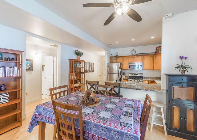 River Walk Haven | Easy Stroll to Downtown | Bright Rooms | Great Reviews! 8