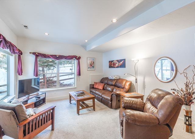 River Walk Haven | Easy Stroll to Downtown | Bright Rooms | Great Reviews! 3