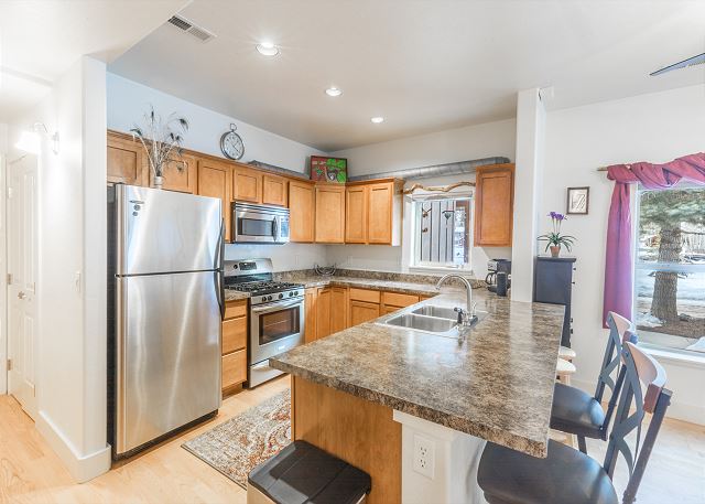 River Walk Haven | Easy Stroll to Downtown | Bright Rooms | Great Reviews! 4