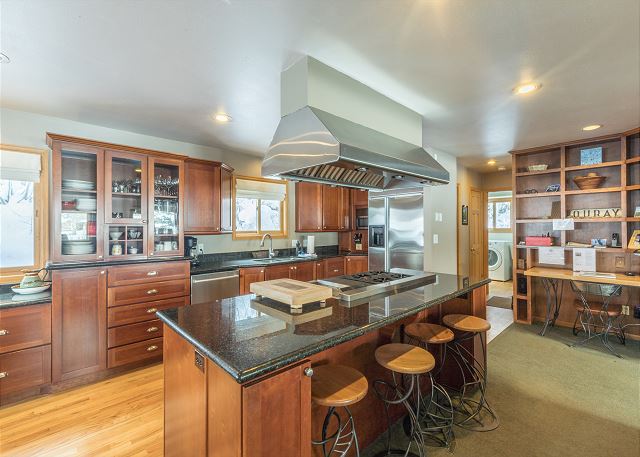 Great Views - Near Riverwalk - Hot Tub - Chef Grade Kitchen - Outdoor Space 8