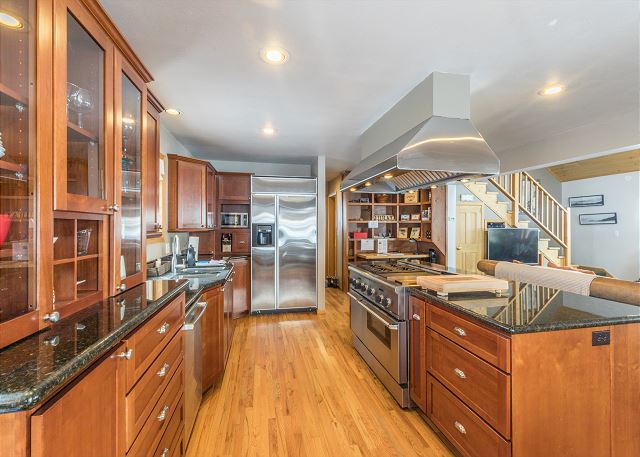 Great Views - Near Riverwalk - Hot Tub - Chef Grade Kitchen - Outdoor Space 10