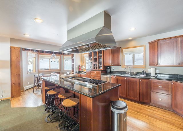 Great Views - Near Riverwalk - Hot Tub - Chef Grade Kitchen - Outdoor Space 4