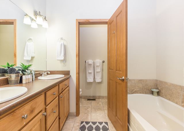 Spacious Mountain Townhome - 1 Mile to Ouray - Sleeps 8 9