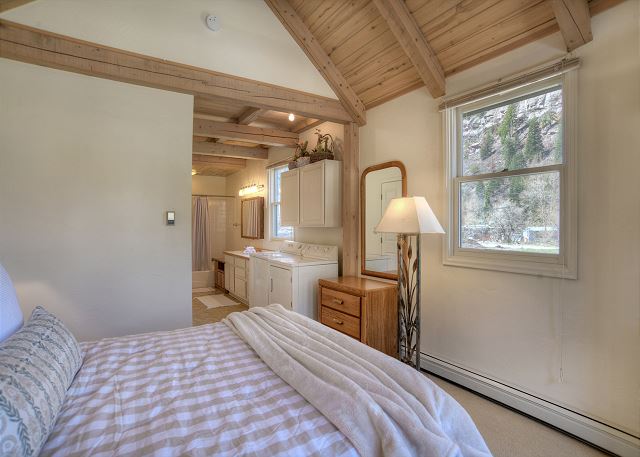 Ideal Location-Next to Fellin Park and Ouray Hot Springs-Pet Friendly 10